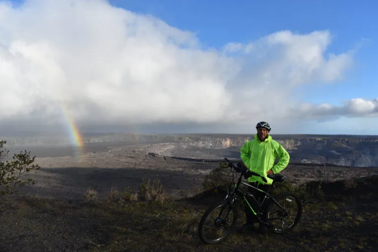 キラウエア火山をバックにした男性