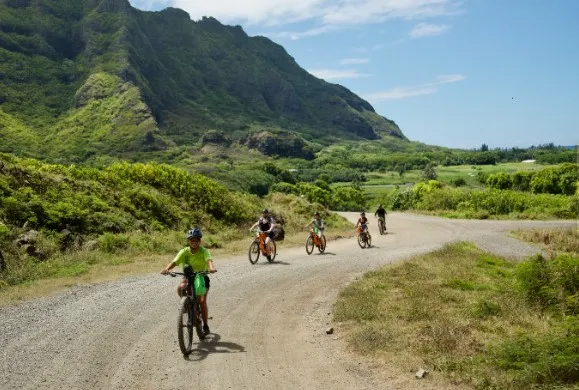 ハワイの大自然と自転車に乗る子供達