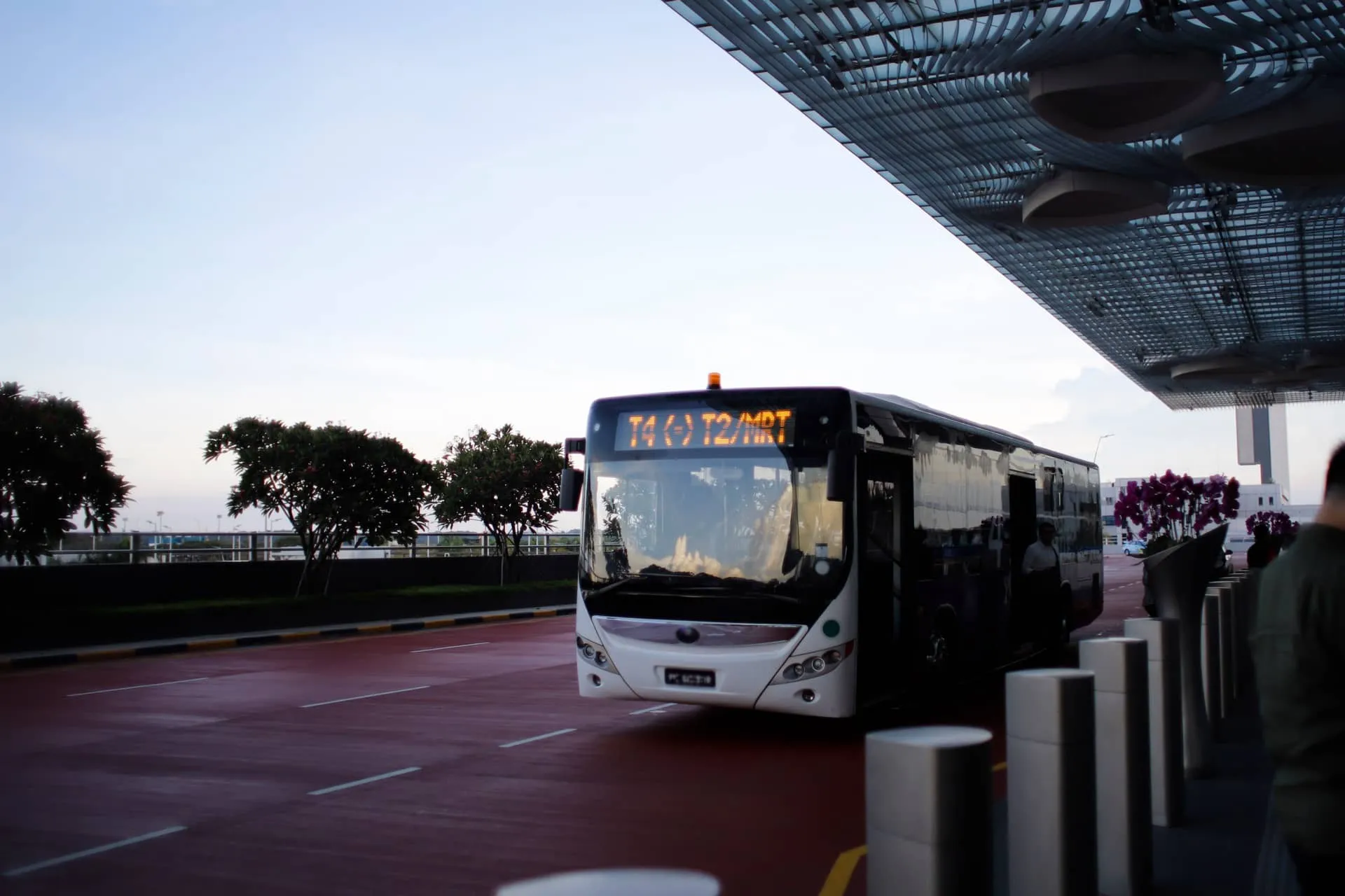 空港にいる大型バス